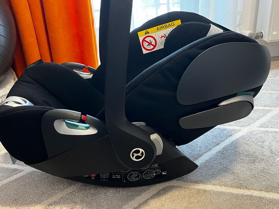 Scoica Cybex Platinum Z2+ i-size Plus Dark Black impecabila, neagra cu insert bebe