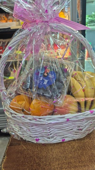 Продам фрукты, виноводка. Упаковкой Подарочная