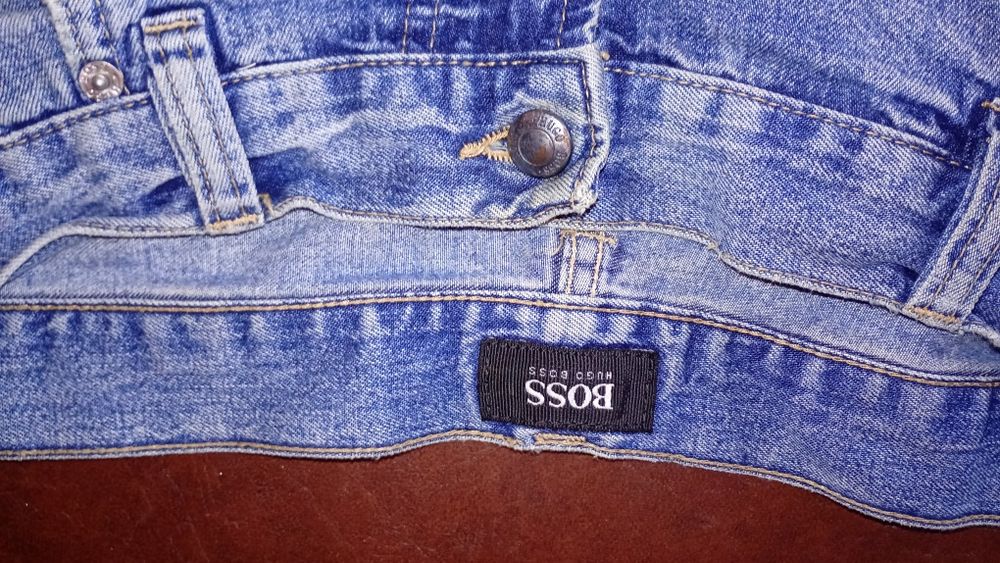 Pantaloni de blugi scurți prespălati Hugo Boss