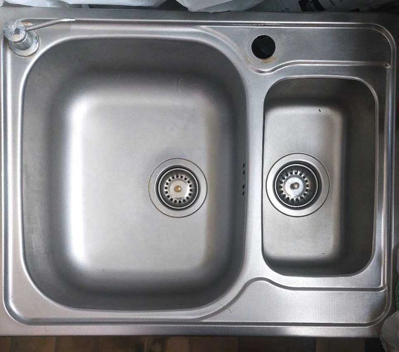 Кухонная мойка почти новая.