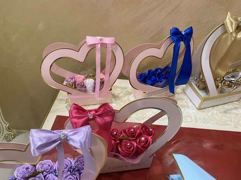 Ръчно изработени сатенени рози в кутия във формата на сърце