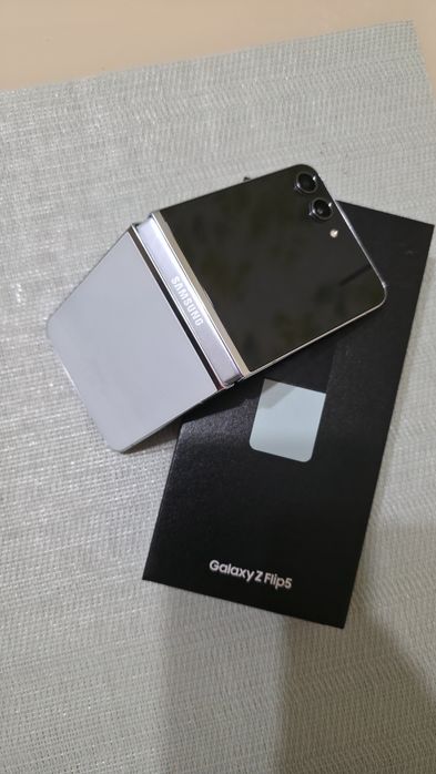 Vand telefon Galaxy Z Flip 5