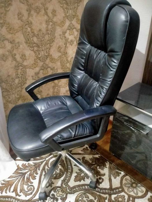 В продаже директорское офисное кресло