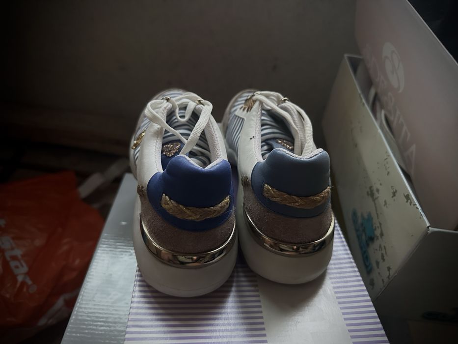 Чисто нови дамски обувки