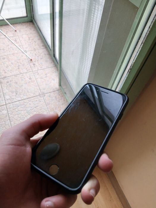 Продавам Iphone SE 2022 година + калъф в идиално състояние