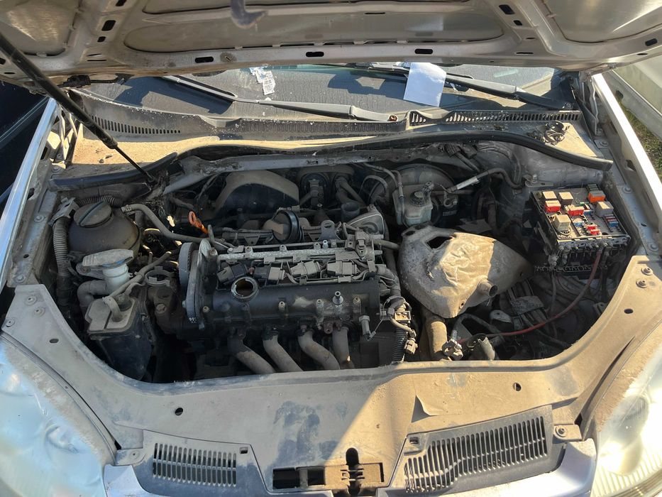 Dezmembrez VW Volkswagen Golf 5 coupe 2 usi gri argintiu 1,4 benzina