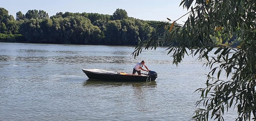 Vând barca cu motor si peridoc