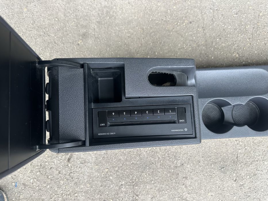 Подлакътник/Централна конзола за Фолксваген Туаран!