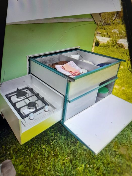 Mini-Rulotă Off-Grid Tip „A-Frame” – Pliabilă și Dotată Complet