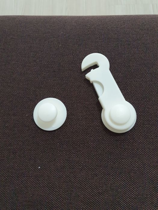 Продам крючки от детей для шкавчиков.