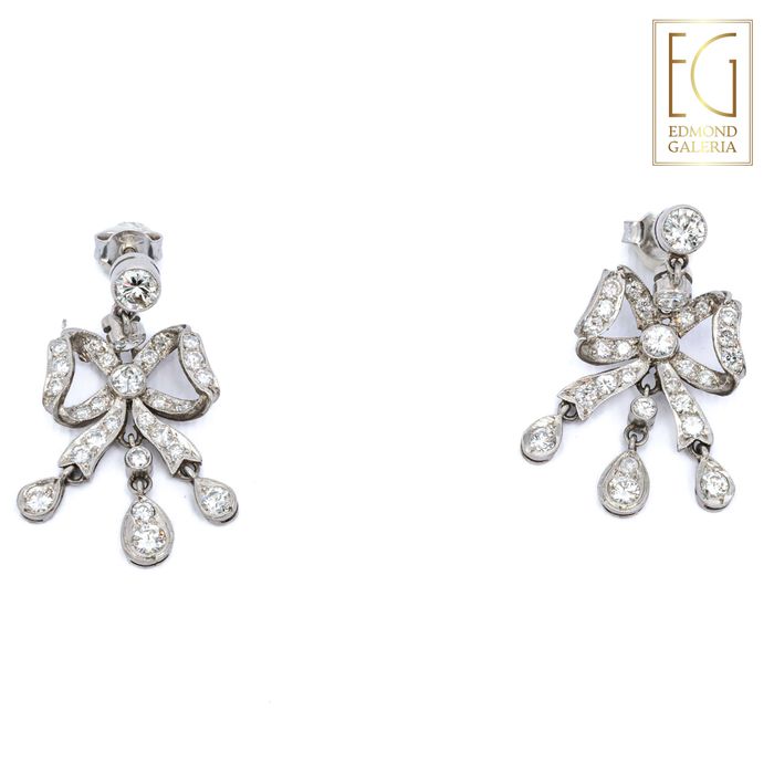 Pereche de cercei din platină, decorată cu diamante