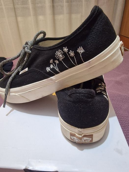 Vans Authentic negri, cu broderie florală albă