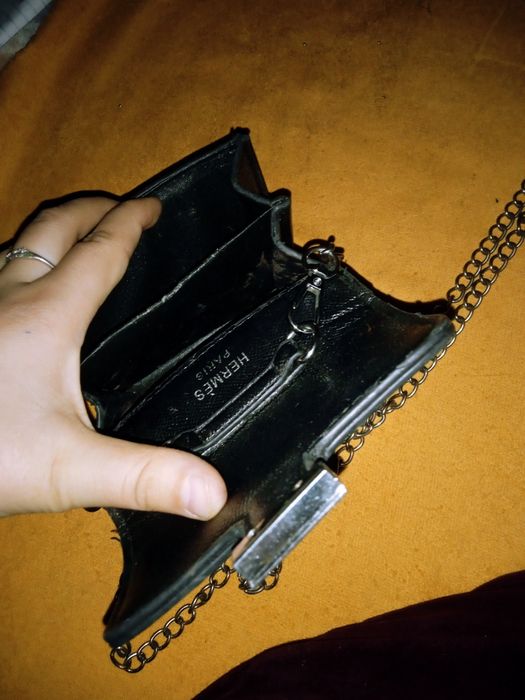 Hermes mini qora sumka sotilvoti chiroyli turadi