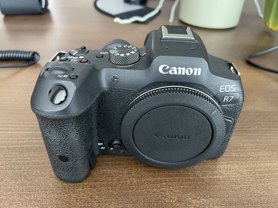 Mirorless Canon EOS R7-body cu accerorii