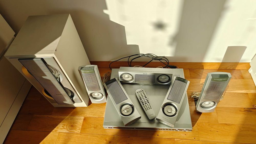 Домашна кино система Филипс home theatre Philips LX-700 + подарък - DVD player DVP 5960