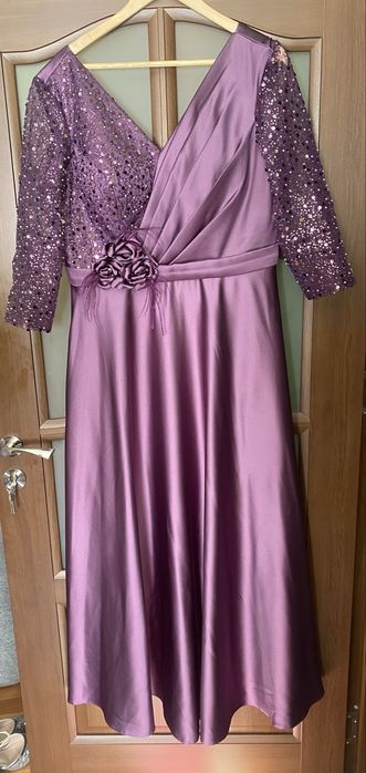 Ofer spre vânzare  o rochie eleganta pt orice eveniment.