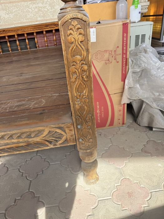 Тапчан деревяный резной б/у