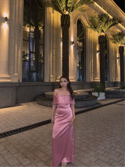 Розовое платье красивый крой