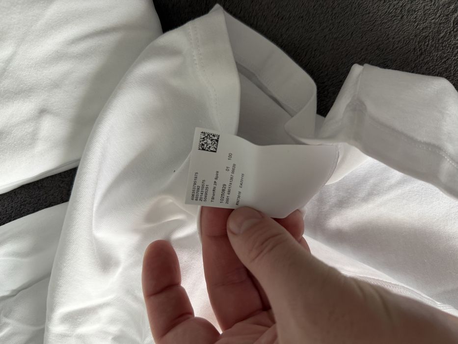 BOSS set 2 tricouri albe cu logo mic pe brat marimea L noi originale