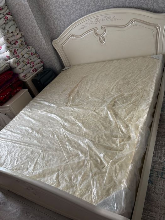 Спальный кровать с матрасом, тумба