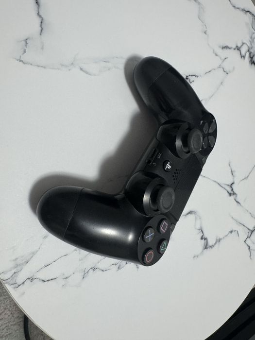 PlayStation 4 1 TB – 2 manete + 3 jocuri