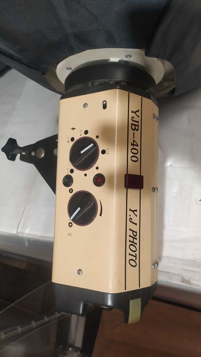 Продавам 2 бр. прожектори 
 фотографско/студиино осветление Yong Jiang