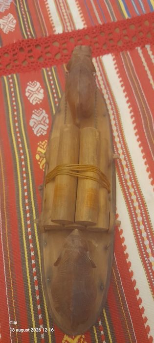 Două statuete decorative din lemn
