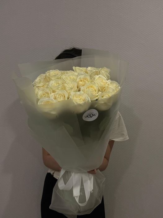 Красивый букет белых роз