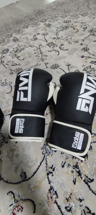 Шлем, перчатки для бокса