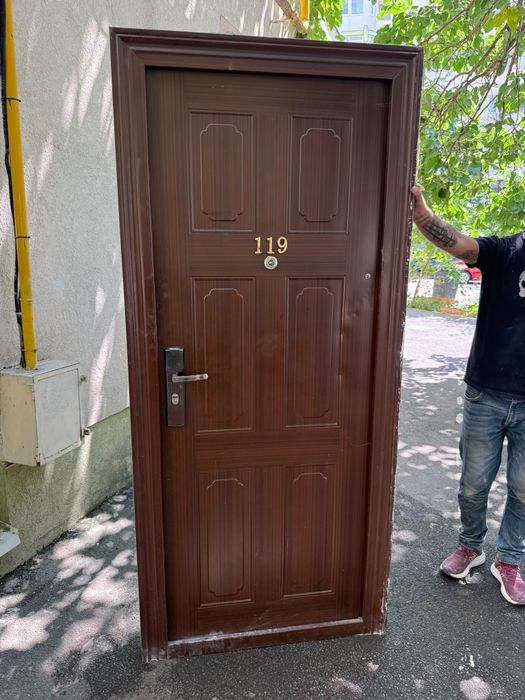 Ușa exterior aproape noua.