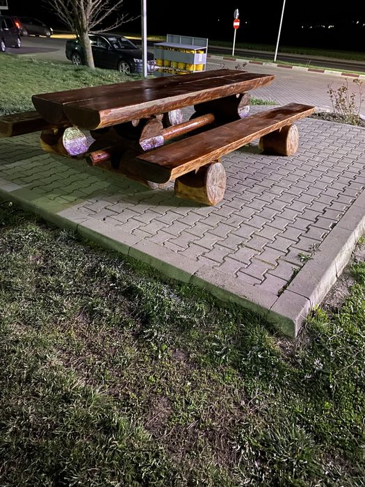 Vând masa de lemn masiv pentru terasa cu banci