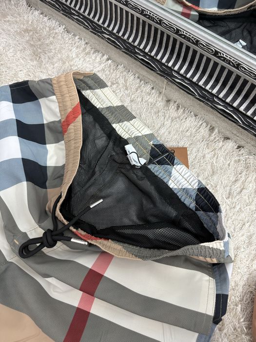 Sort de baie Burberry colectie noua vara 2025