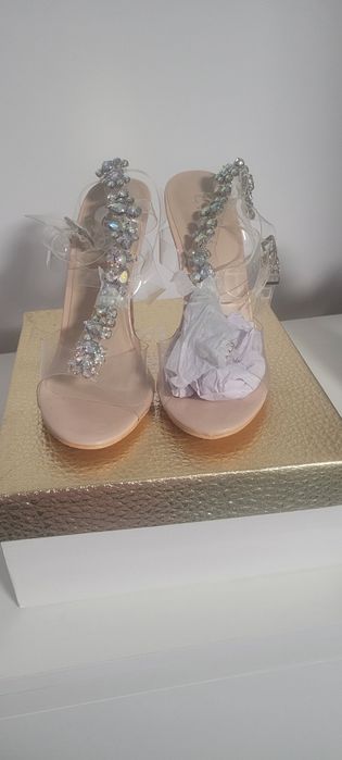 Sandale noi cu barete transparente