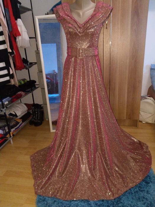 Vând rochițe elegante.