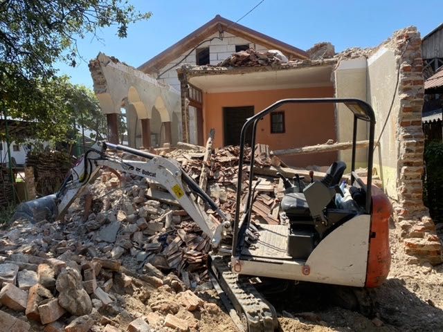 Execut lucrari excavator si transport camioneta