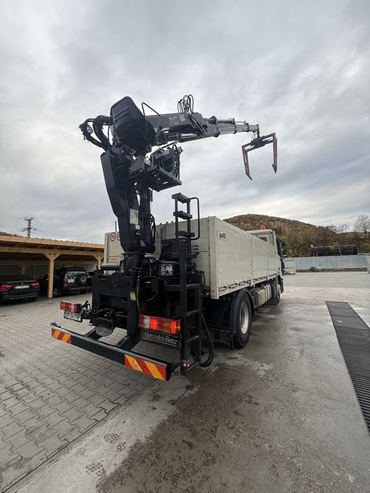 Camion Mercedes cu macara Hiab