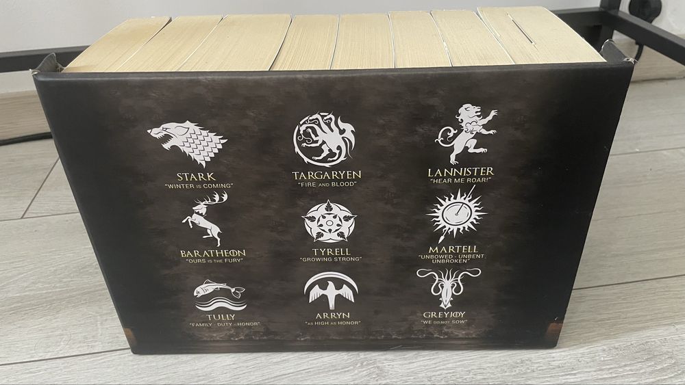 colectia de carti Game of Thrones
