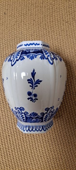 Vaza/ urnă Delft pictata manual