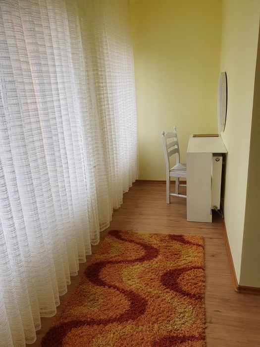 Închiriez apartament la casa