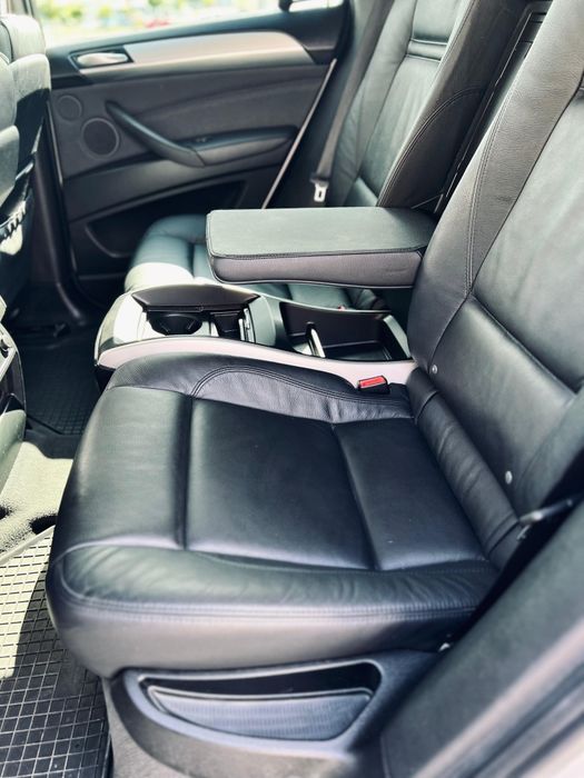 Vând autoturism x6 Alb servis făcut in reprezentanta
