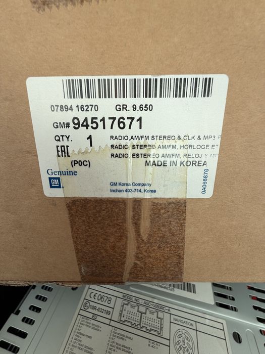 оригинално автомобилно CD/MP3 радио на General Motors (GM), произведено от Daewoo Electronics