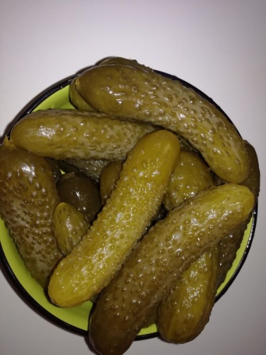 Castraveti murati de vanzare.