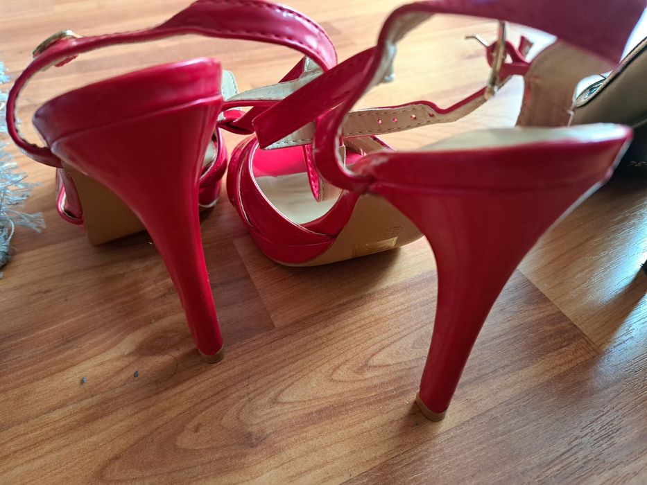 Sandale roșii noi