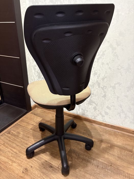 Продам стул на колесах