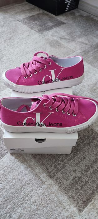 Se vând tenesi Calvin Klein