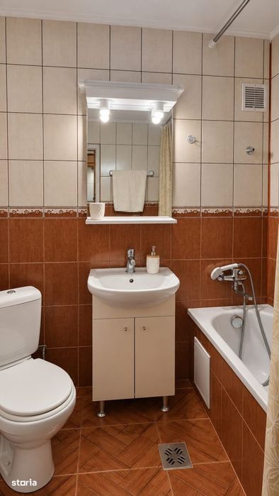 Garsoniera decomandata cu bucatarie inchisa si balcon