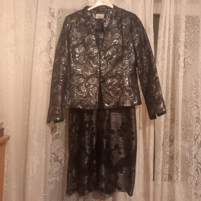 Vând 2 rochii cu sacou