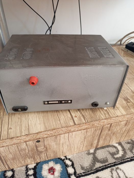 Aкумлиятир зарядник.