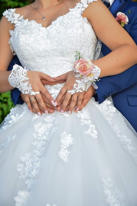 Булчинска рокля с воал, чантичка и ръкавици