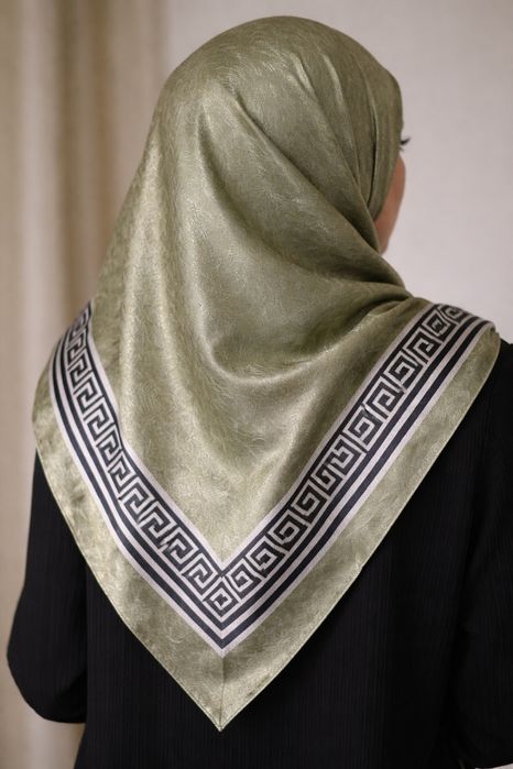 Платья и платок для женщин